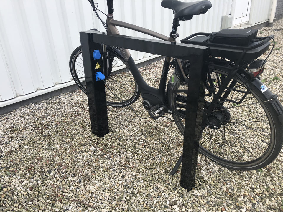 Justitie roestvrij engineering Fietsaanleunbeugel Carré - voorzien van oplaadpunten voor e-bikes
