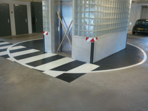 Wegmarkering parkeergarages zebrapad