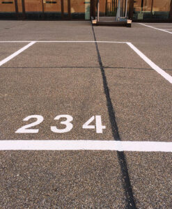 Wegmarkering parkeerterrein cijfers